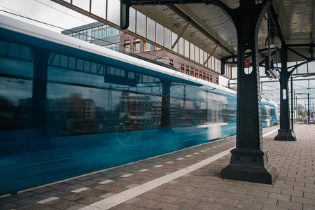 斯德哥尔摩火车站高速电列停的冷淡运动速连科蓝色的图片