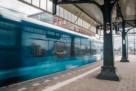 运输动态的快速地火车站高电列停的冷淡运动图片