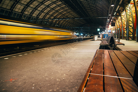 荷兰雅典火车站高速电列停的冷淡运动乘客图片