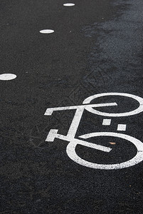 地面在沥青路自行车道上漆白色自行车路牌运输户外图片