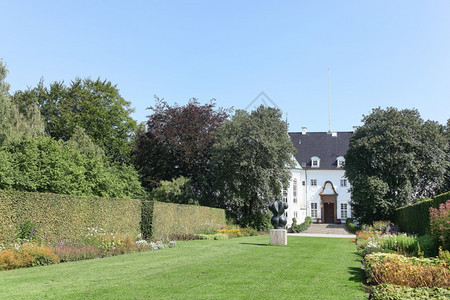 地标丹麦奥胡斯的Marassilisborg宫外部的富有图片
