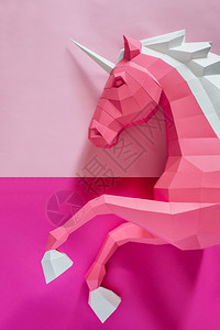 彩色背景上的纸独角兽头几何亮度和糊面颜色彩背景上的纸独角兽头幻想装饰有创造力图片