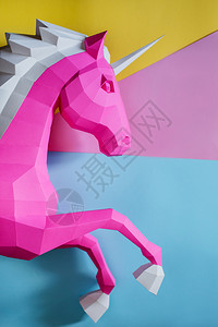 有创造力的装饰风格马彩色背景上的纸独角兽头几何亮度和糊面颜色彩背景上的纸独角兽头图片