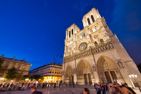 法语自然大教堂巴黎2014年6月PARIS2014年6月圣母教堂夜间与游客一起参观每年有120万人访问圣母教堂图片
