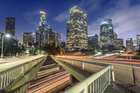 夜晚路口洛杉矶市中心晚上有车交通灯路迹拉图片