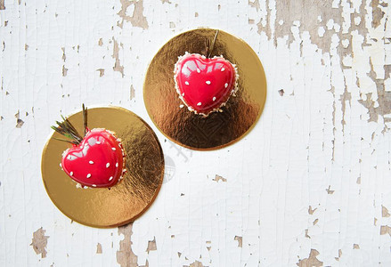 烘烤的粉色镜子美丽甜点和味以心脏形式在老木头背景的比利时黑莓华夫饼上图片