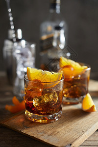 庆典朗姆酒茶点美味的精饮料老式鸡尾酒加橙色切片图片
