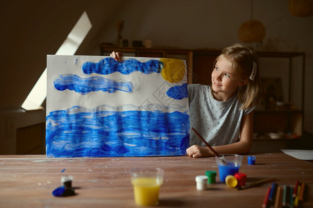 画架刷子人们小孩展示她的绘画孩子在艺术学校的习班上年轻画家愉快爱好乐童年发展创意小男孩示她的绘画孩子在讲习班上图片