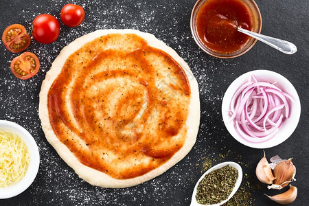 磨碎的准备自制披萨番茄酱大蒜洋葱番茄芝士牛食等配料拍摄了一块盘子上的垫头美食一顿饭图片