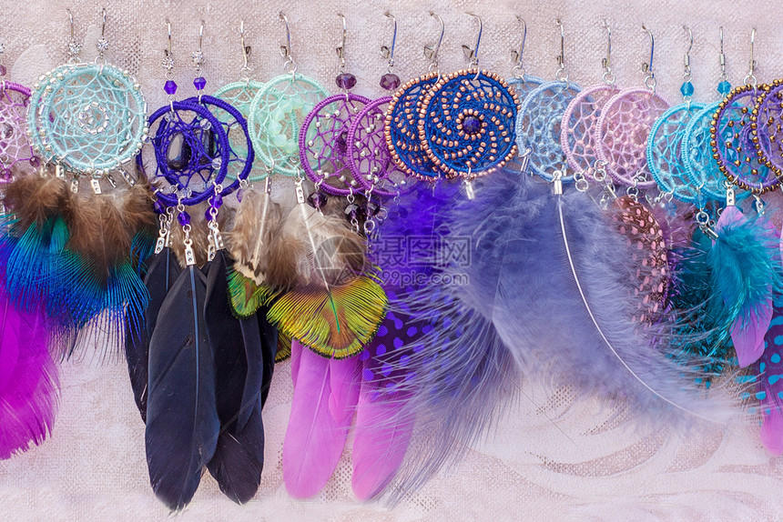 丰富多彩的制作捕梦者用多色羽毛珠和绳子以及手制的挂时尚图片