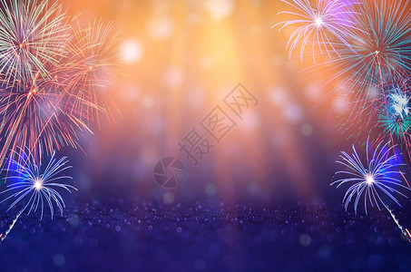喜悦模糊夜晚带有烟火背景的摘要新年庆祝日的背景多彩色图片