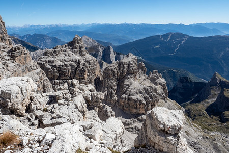阳光极好的意大利布伦塔特尼诺著名的多洛米山峰全景高的图片