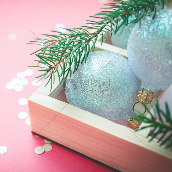 新年圣诞节Xmas庆新年祝活动组成珍珠装饰玩具木板圆盒火花枝和彩色粉红纸背景空间Square模板欢迎明信片文本设计正方形假期蓝色图片