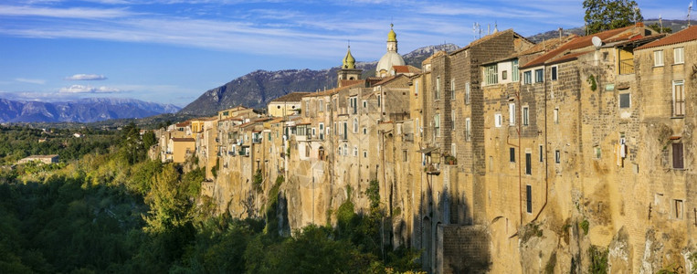 风景优美意大利语旅游Santagatadecacki意大利坎帕尼亚地区岩石上的村庄图片