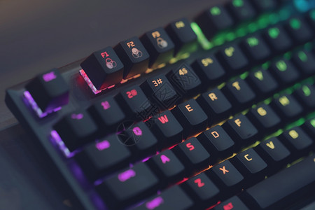 白色的个人电脑关闭计算机RGB游戏键盘使用彩色LED进行光化配饰图片