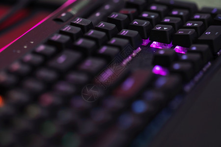 硬件中央处理器关闭计算机RGB游戏键盘使用彩色LED进行光化蓝色的图片