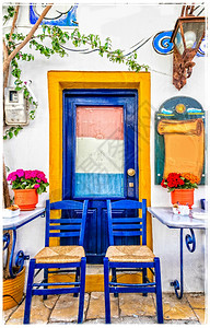传统希腊酒吧和带有典型木制椅子的塔文基克拉泽斯优质的艺术图片