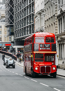 HeritageRoutemasterBus在繁忙的伦敦市中心街道上运行背景为传统黑色出租车在繁忙的伦敦市中心街道上运行背景为传图片