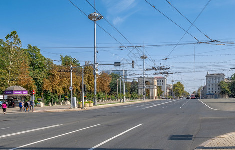 班霍夫大街户外ChisinauMoldova1209StefancelMareBoulevard在摩尔多瓦首都基希讷乌的中心在阳光明媚的秋背景