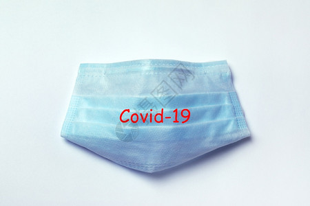 Covid19冠状保护概念从属在灰色背景上戴有Covid19号的蓝色医疗防护面罩为了安全生病的图片