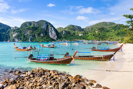 长尾船供游客在泰国Krabi岛渡季和暑假的旅游者租用期天空披图片