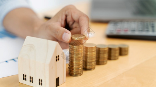 基金屋财富融概念与住房投资债务和贷款的硬币堆叠密切配合图片