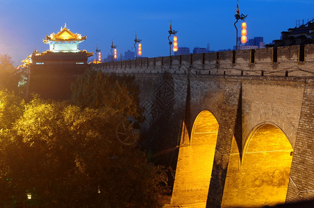 著名的西安古城墙屋顶镇风景图片