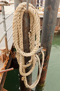 海上码头的锚泊绳木制的圆形图片