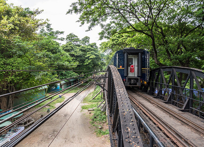 基础设施泰国西线河上钢桥的旅游列车尾端景象图ThaiWesternline行业景观图片
