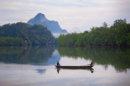 娱乐泰国南部河上的船只泰国南部班耶悬崖图片