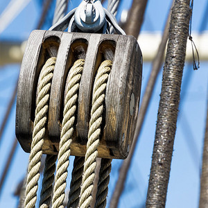 搭乘轮船的拖拉绳作为建造三重滑轮以操纵一艘帆船详细视图甲板游艇休闲的图片
