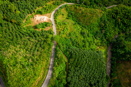 谷美丽的由无人驾驶飞机登上泰国空中最高视线的青山路连接清莱城树木背景图片