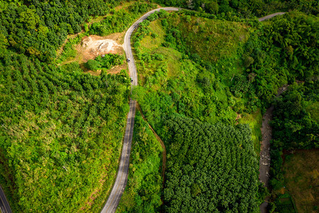 谷美丽的由无人驾驶飞机登上泰国空中最高视线的青山路连接清莱城树木图片