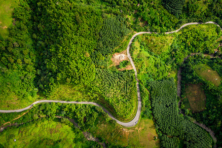 由无人驾驶飞机登上泰国空中最高视线的青山路连接清莱城风景质地美丽的背景图片
