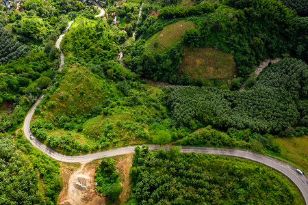 风景优美车由无人驾驶飞机登上泰国空中最高视线的青山路连接清莱城森林背景图片