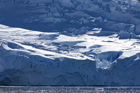 宽度降低在南极洲从冰川向直冷海水过渡的蓝色冰层凉爽背景图片