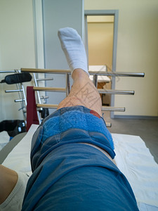 年轻的韧带在膝内外科手术后卧床期间的康复锻炼中腿部与膝内体外科手术后床下人腿和膝内体力的康复锻炼中腿部与膝内体力运动员图片
