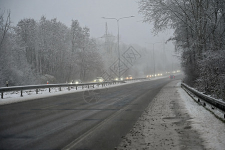 大灯雨刷危险的冬季路上有雪危险冬季恶劣天气的危险交通从司机的角度看车内面是汽部街道图片