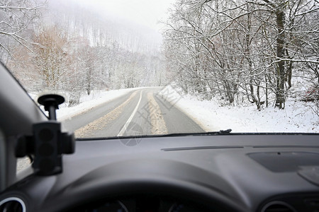 危险的冬季路上有雪危险冬季恶劣天气的危险交通从司机的角度看车内面是汽部街道夜晚上图片