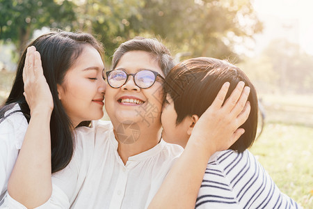 孩子亚洲母亲和儿早上在公园亲吻阿婆的脸颊表达对祖母的爱假日家庭生活方式的概念在假期的家庭生活方式概念晴天幸福图片
