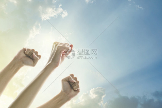 领导在空气中长大的人拳头有着明亮的天空和阳光背景愤怒团队合作图片