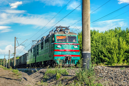 货物乌克兰铁路运列车日夏阳光明媚的乌克兰货运列车电云图片