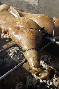 细节炙烤用火和木炭煮的全烤猪肉牛脂肪饭庆典图片