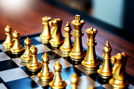 成功插图商人为业竞争和团队工作概念而将象棋游戏移动起来赢图片