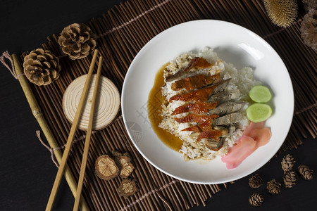 生姜大米上烤鸭子白盘的筷泰国街饭道桌子背景图片