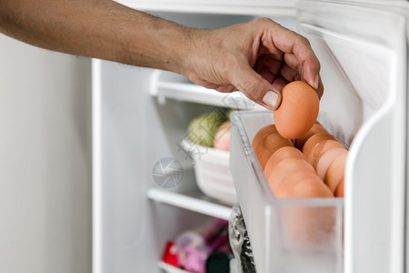 把鸡蛋放进冰箱里高清图片