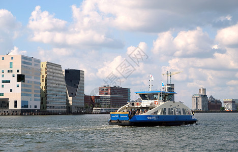 运输气垫船塔荷兰阿姆斯特丹港口区上空日落位于荷兰阿姆斯特丹图片