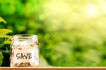 信用省钱在玻璃罐里存硬币用来节省金钱的融概念财富现图片