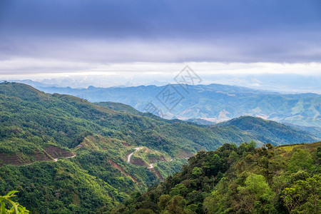 沥青从冯维昂到梁普拉邦的路上山有天空景象谷草图片