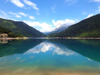 高山蓝湖的美丽景色新鲜顶峰图片
